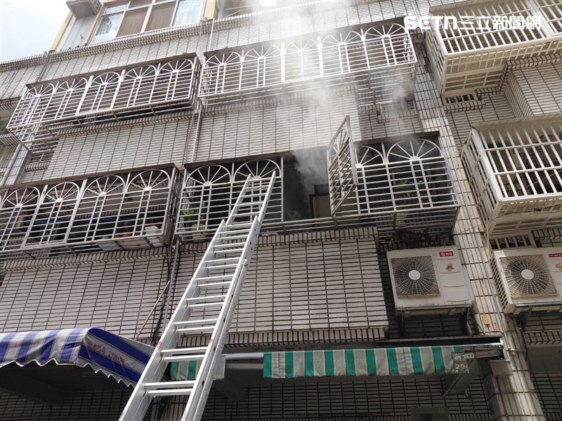 台中男為了抓蟲,噴殺蟲劑後點火,不慎釀住家火警。(圖/翻攝畫面)