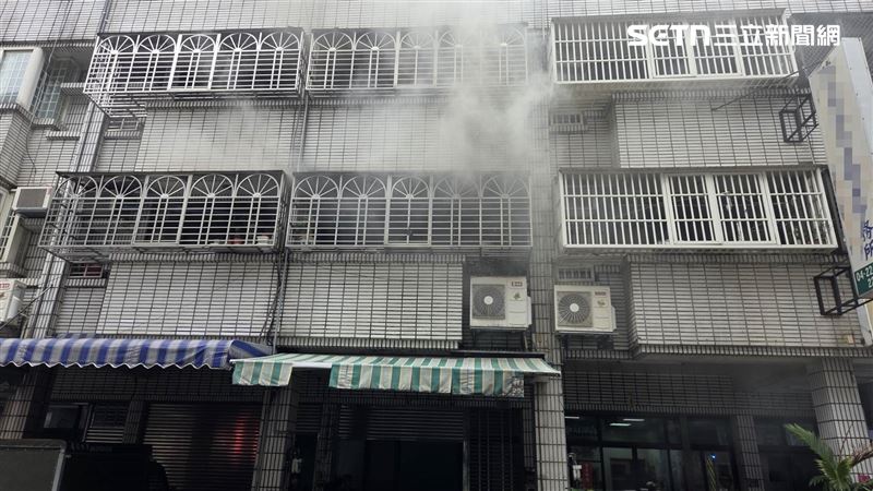 男抓蟲「噴殺蟲劑後點火」!火燒厝受困