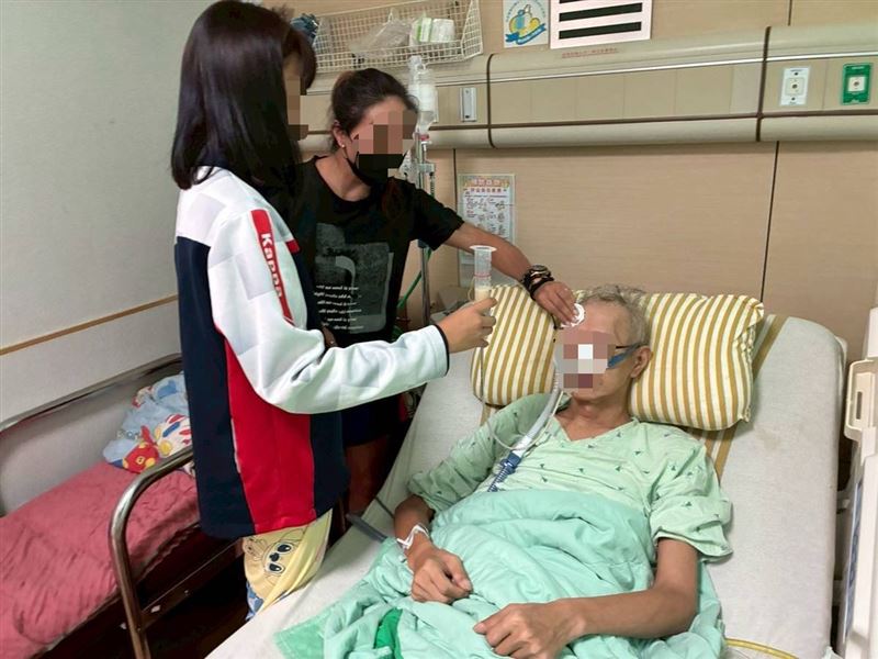 父癌末母憂鬱生活困難,小六女生小樺勇敢跟命運搏鬥,一碗泡麵的勇敢真實故事感人。(圖/《愛的延續公益協會》提供)
