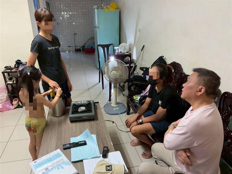父癌末母憂鬱生活困難,小六女生小樺勇敢跟命運搏鬥,一碗泡麵的勇敢真實故事感人。(圖/《愛的延續公益協會》提供)