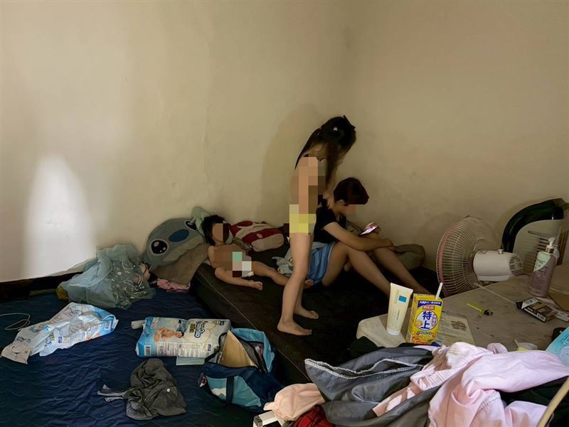 父癌末母憂鬱生活困難,小六女生小樺勇敢跟命運搏鬥,小樺爸爸媽租來的家沒有冷氣,太熱了。(圖/《愛的延續公益協會》提供)