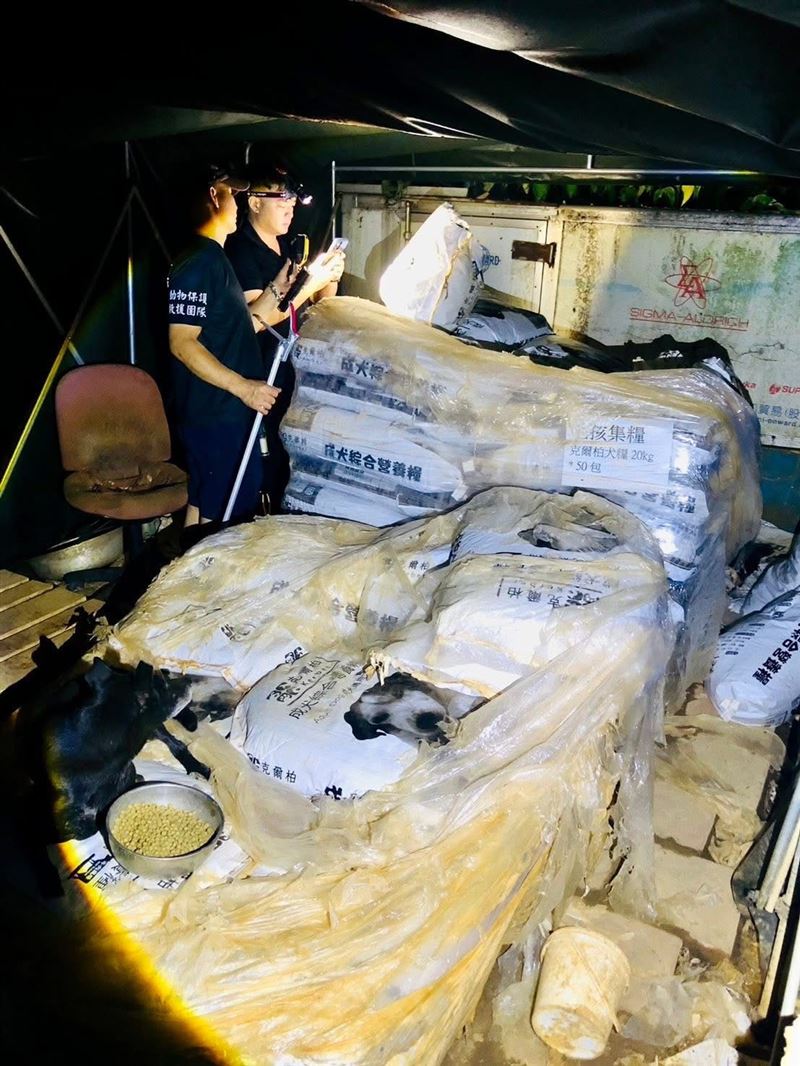 狗園存放許多狗糧,但卻活活餓死犬隻。(圖/新竹市浪愛傳遞貓狗tnvr協會 提供)