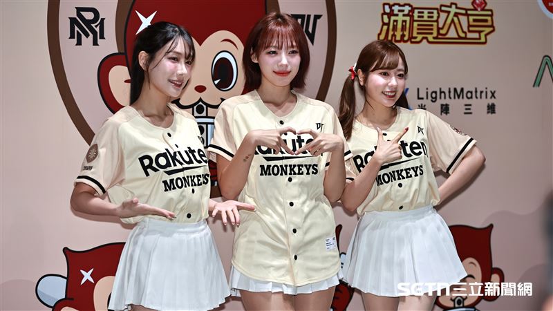 河智媛(中)、Kaho(右)2位外籍成員首次以樂天女孩身份出國。(圖/記者劉彥池攝影)