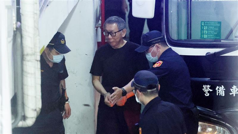 柯文哲在市長室收下邱佩琳轉交200萬元政治獻金。(圖/中央社)