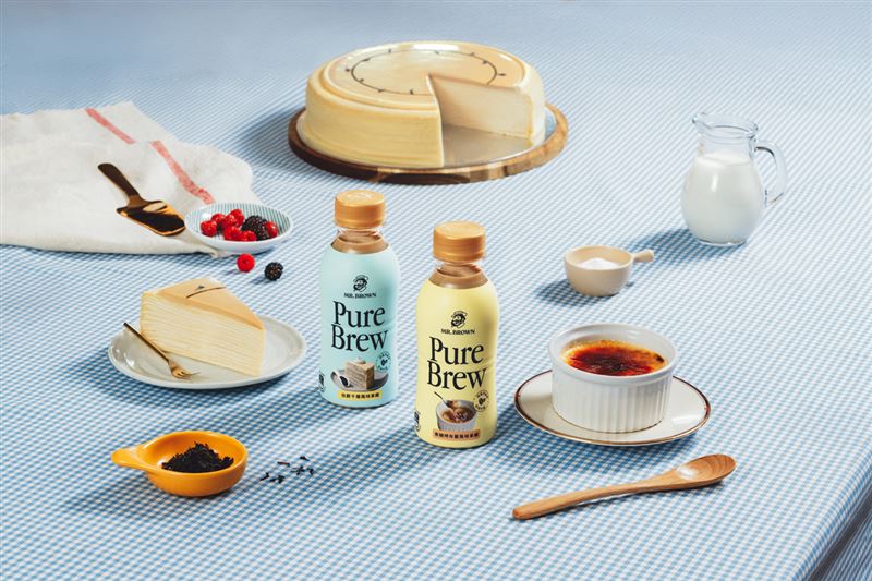 伯朗Pure Brew咖啡推出兩款新風味，包含「焦糖烤布蕾風味拿鐵」與「伯爵千層風味拿鐵」。（圖／品牌業者提供）