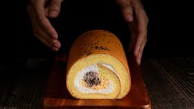 亞尼克蛋黃酥風味生乳捲，將北海道奶霜融合鹹鴨蛋特調而成的奶黃奶霜，清爽鹹甜中品味紅豆粒餡與芝麻。（圖／品牌業者提供）