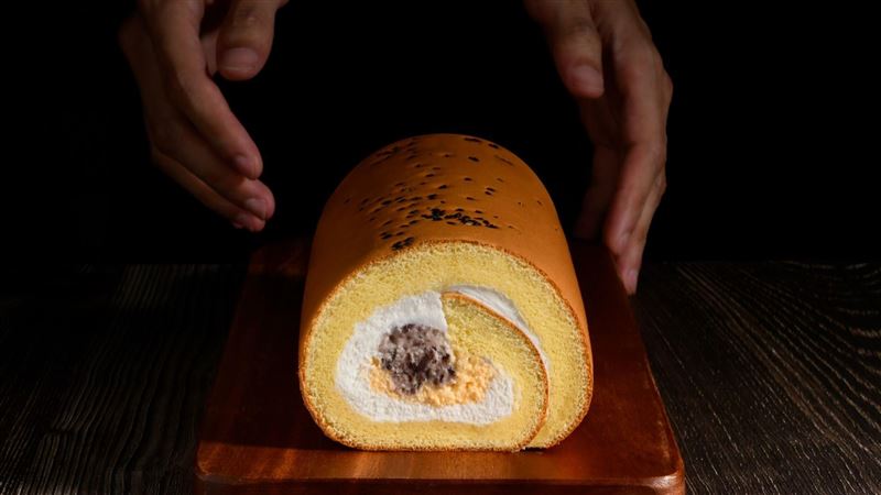 中秋限定！亞尼克竟把蛋黃酥包進生乳捲？