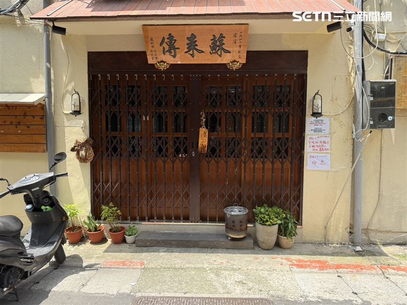 露店蘇來傳11點營業,每天限量手工製作,賣完就沒有了。(圖/記者李育道攝影)