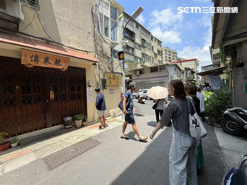 露店蘇來傳今年入選米其林「必比登推介」名單,儘管今日公休,店外頭仍有不少客人專程來訪。(圖/記者李育道攝影)
