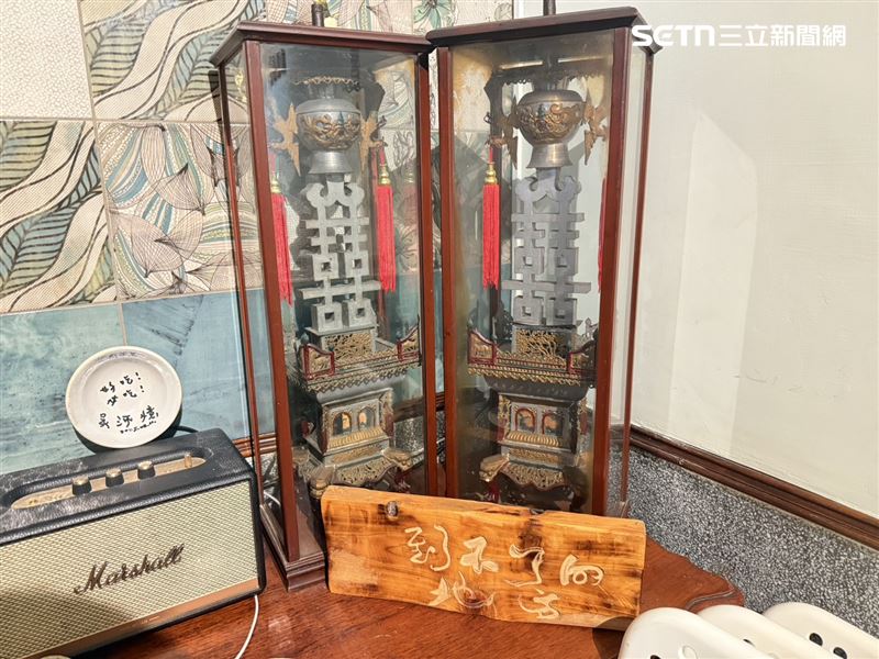 蘇成業說這是母親當年嫁來蘇家的嫁妝。(圖/記者李育道攝影)