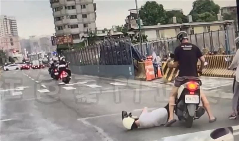 騎士遭乘客勒脖痛毆昏迷倒地被拖到路旁。(圖/翻攝自紅色豪門企業)