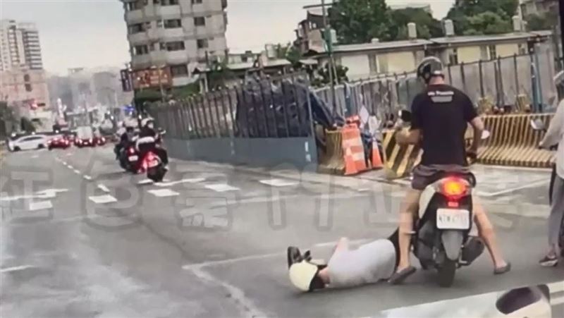 騎士突遭乘客勒脖 痛毆昏迷直接硬拖路旁