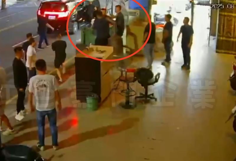 鄭朝名帶著酒意,無法還手。警方已掌握4名涉案男子。(圖/翻攝自《洪門黑豪山》)