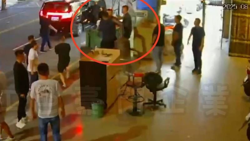 鄭朝方么弟疑財務糾紛 出酒店被痛扁趴地