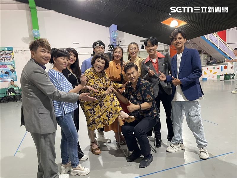 周遊阿姑與丈夫李朝永、兒子馮凱、阿翔、賴慧如、許仁杰、彭正出席「第17屆台灣經典電視電影演唱會『聽咱的歌,看咱的影』」彩排。(圖/記者趙浩雲攝影)