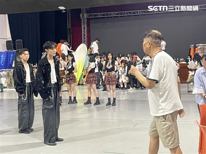導演馮凱指導學生與演員的表演。(圖/記者趙浩雲攝影)