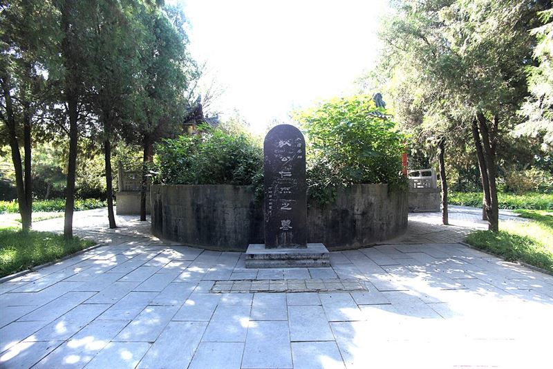 白馬寺古墓,有人認為是狄仁傑,也有人認為是武則天男寵薛懷義,存有爭議。如今古墓上已由地方文物部門掛上文物公示牌,顯示是狄仁傑墓。(圖/翻攝維基百科)