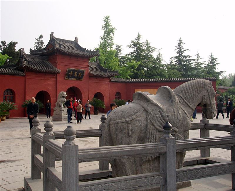 白馬寺門前左右有兩匹石馬遙遙相對。(圖/翻攝維基百科)