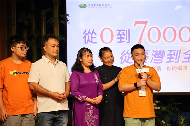 來自越南的阿福(右),為了見恩人的這一天親自道謝而勤練中文。(圖/花蓮慈醫提供)
