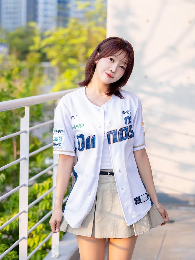 「棒球場上的孫娜恩」之稱的李珠熙。(圖/翻攝自omgjoohee IG)