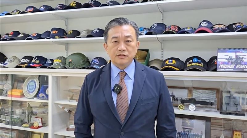 民進黨立委王定宇說明軍購特別預算，目前根本沒有7000億的數字。（圖／王定宇辦公室提供）