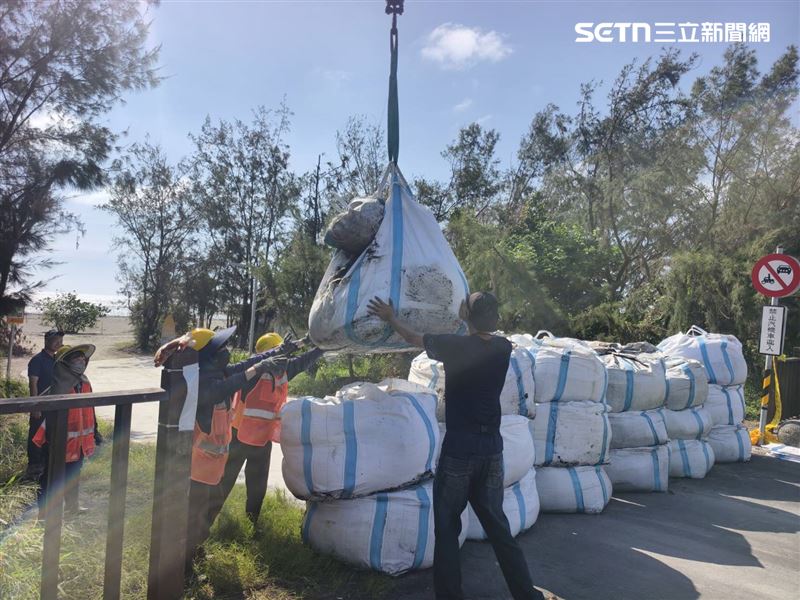 台南市政府工務局派員將濱南路防風林缺口封住。(圖/台南市政府提供)