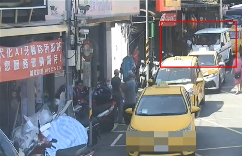 淡水警破窗過程。(圖/翻攝畫面)