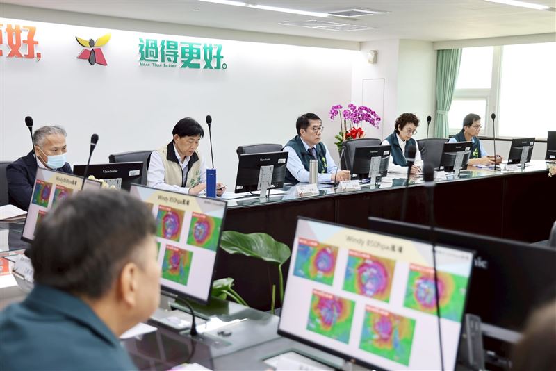 台南市長黃偉哲表示,為預防風災停電影響救災,已緊急採購534台發電機,確保必要時可即時啟用。(圖/翻攝自黃偉哲臉書)