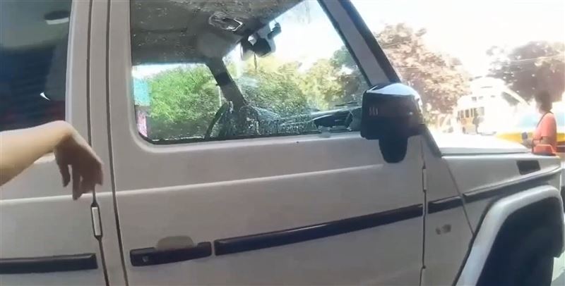 警方以破窗器擊破賓士大G越野休旅車車窗。(圖/翻攝畫面)