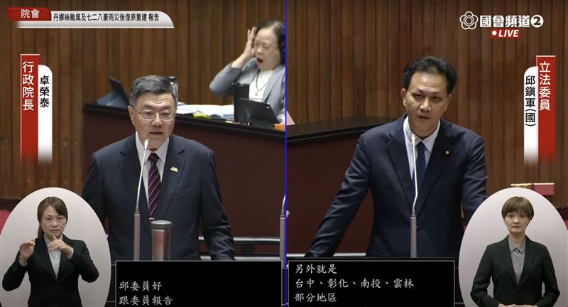 邱鎮軍(右)問是否支援823罷免案,卓榮泰(右)回應,行政院從來沒有投入。(圖/翻攝自國會頻道)