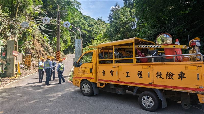 台電部署超過4000名搶修人力、逾2800輛搶修車輛及逾1700台搶修機具,致力縮短復電時間。(圖/翻攝自台灣電力公司官網)