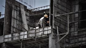 ▲北韓工人在無安全保護下，負責建造大樓等危險工作。（示意圖／PIXABAY）