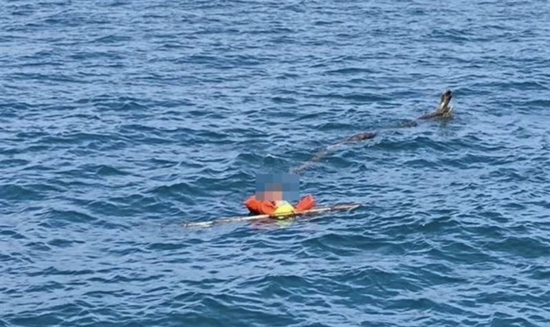 越南籍船員跳海在台中港外海漂流,被救上岸送醫後又二度逃逸。(圖/翻攝畫面)