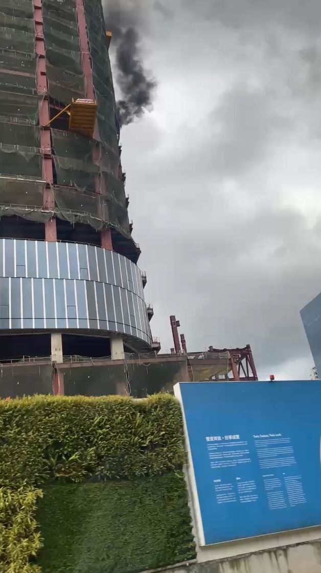 雙星大樓建案火煙竄出情形。（圖／翻攝畫面）