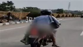  ▲印度一名男子在妻子遭貨車撞擊喪命後，將她的遺體綁在機車上運回家鄉。（圖／翻攝自NDTV）