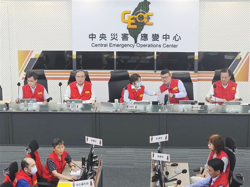 中央災害應變中心下午3時舉行楊柳颱風第2次工作會報,指揮官、內政部長劉世芳親自主持。(圖/消防署提供)