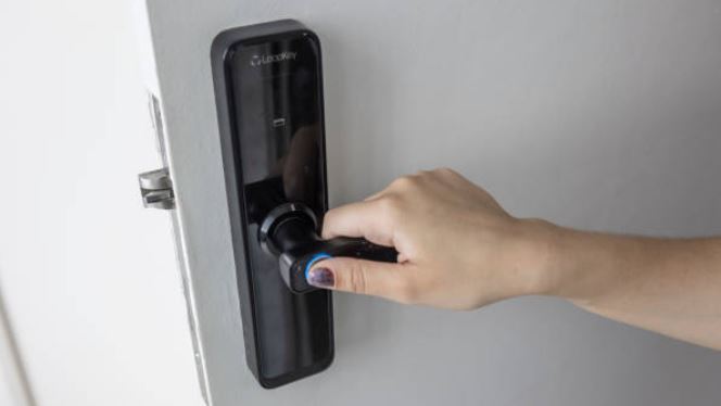 智慧門鎖出包!外送員遭認成屋主門秒開
