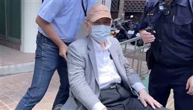 ▲沈慶京獲准保外就醫後首度出庭，坐著輪椅現身。（圖／翻攝畫面）