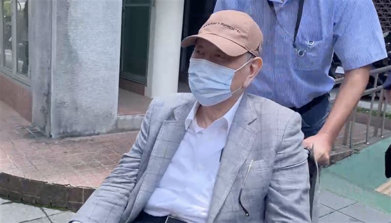沈慶京獲准保外就醫後首度出庭,坐著輪椅現身。(圖/翻攝畫面)