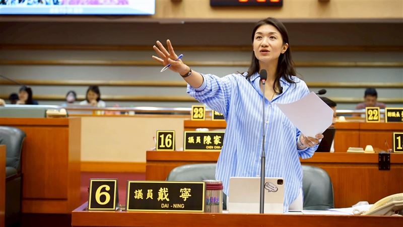 戴寧自2012年6月至2022年2月間，利用前夫、前辦公室主任及多名親友協助，安排多人擔任「人頭助理」，虛報薪資與三節獎金，詐領金額高達431萬8750元。（圖／翻攝自戴寧臉書）