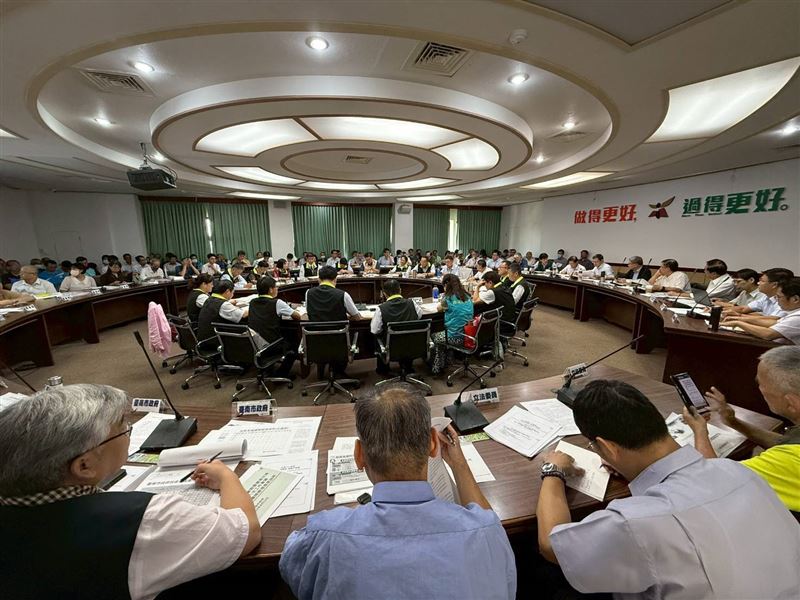 楊柳颱風來襲,行政院雲嘉南災後復原前進指揮所今(12)日研商因應。(圖/行政院提供)