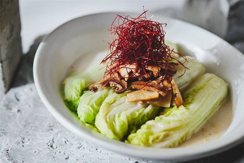 李怡明推薦「蘭香煨辛豬肉娃娃菜」,跳脫台灣人習慣的中式燉煮風味。(圖/餐廳提供)