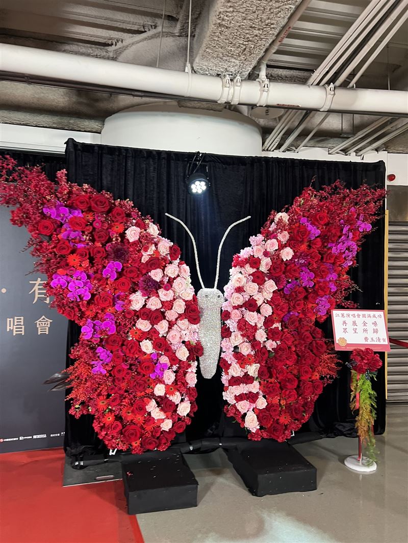 江蕙在台北小巨蛋開唱，費玉清送上絕美蝴蝶花籃。（圖／記者鄭尹翔攝影）