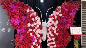 江蕙在台北小巨蛋開唱，費玉清送上絕美蝴蝶花籃。（圖／記者鄭尹翔攝影）