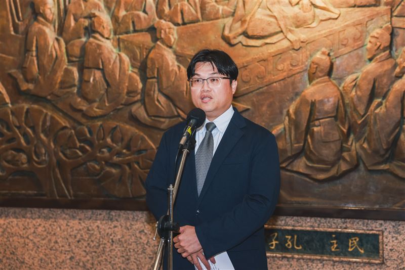 教育部次長朱俊彰說明台師大女足抽血案第3次跨部會專案小組調查會議。(圖/教育部提供)