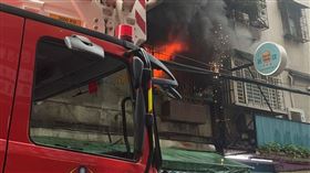 現場火勢猛烈。（圖／翻攝畫面）