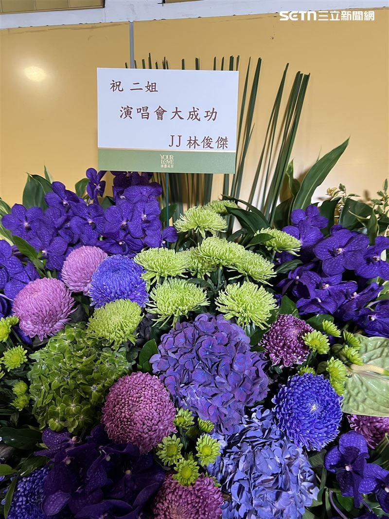 天后江蕙在台北小巨蛋開唱，不少藝人好友都送上花籃祝賀。（圖／記者鄭尹翔攝影）