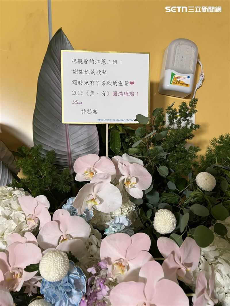 天后江蕙在台北小巨蛋開唱，不少藝人好友都送上花籃祝賀。（圖／記者鄭尹翔攝影）
