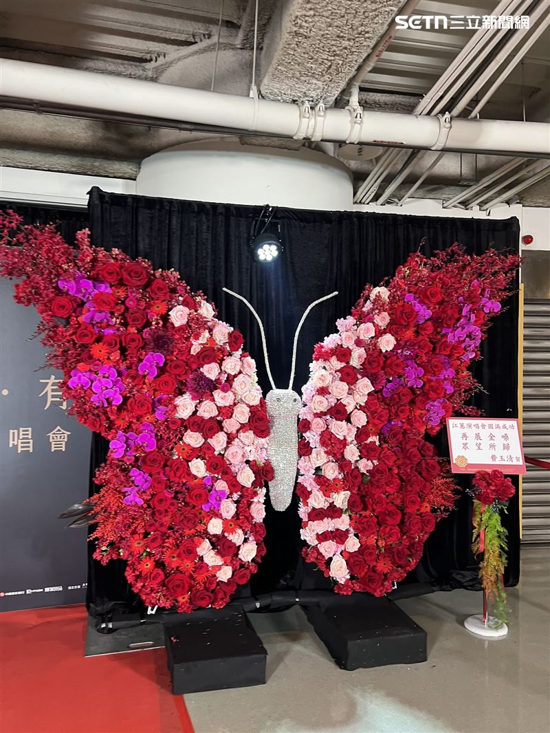 天后江蕙在台北小巨蛋開唱，不少藝人好友都送上花籃祝賀。（圖／記者鄭尹翔攝影）