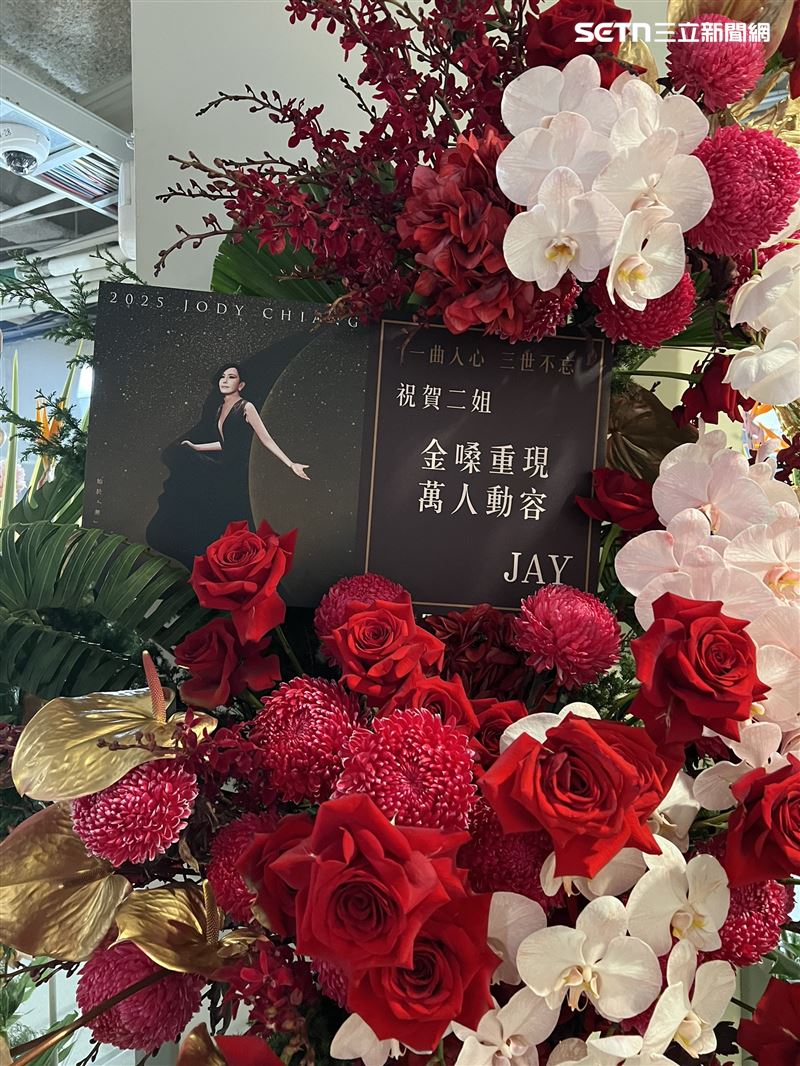 天后江蕙在台北小巨蛋開唱，不少藝人好友都送上花籃祝賀。（圖／記者鄭尹翔攝影）